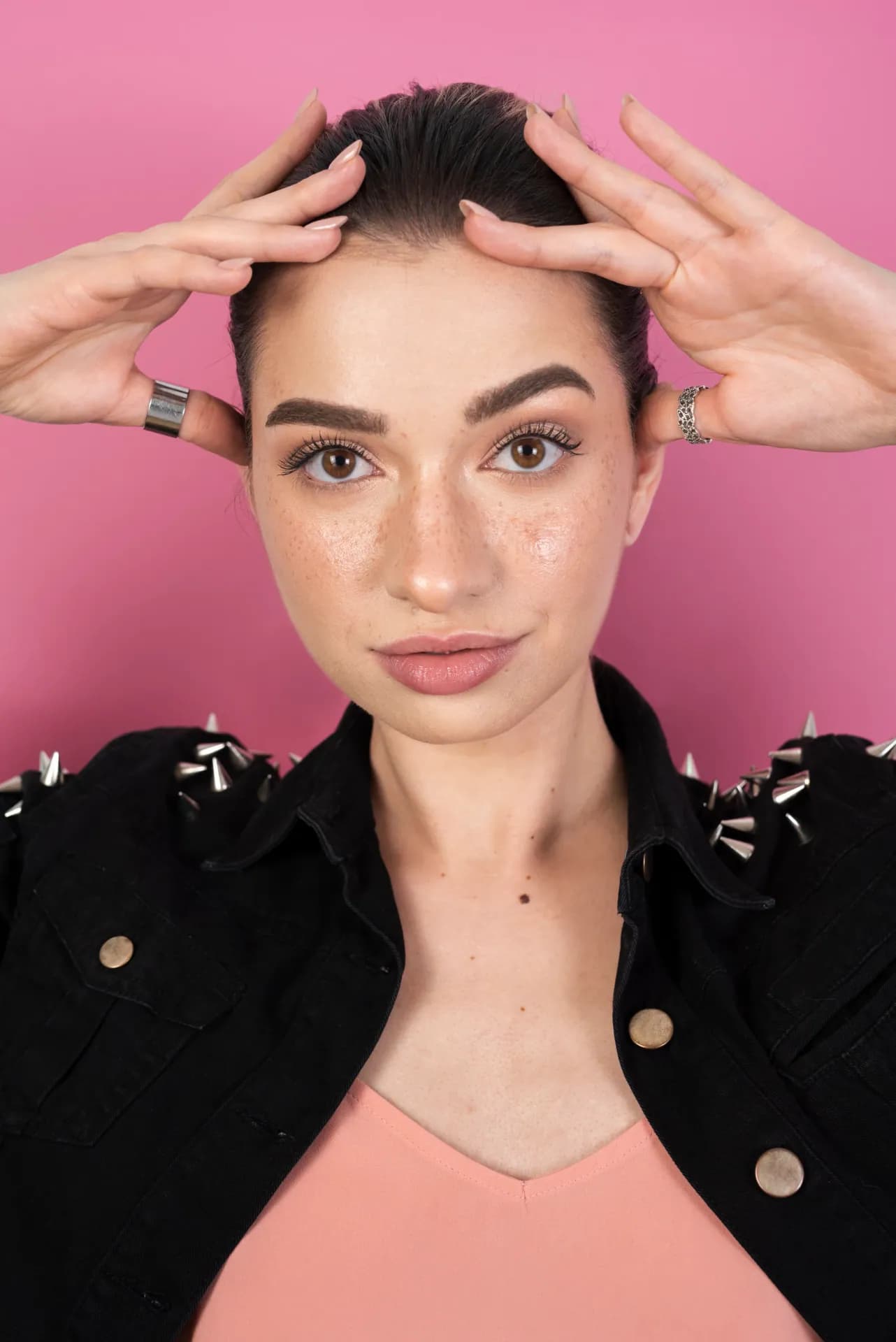 Camouflagetherapie: pigmentvlekken worden afgedekt met medische camouflagemake-up bij Charisma Clinic in Tilburg