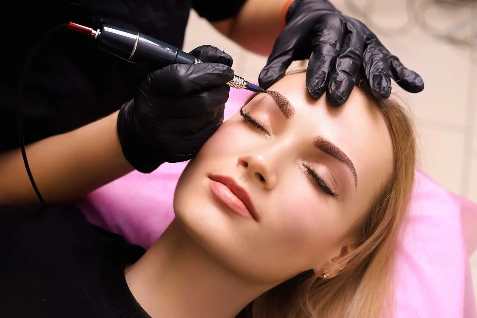Tilburg'daki Charisma Clinic'te Kaşlar