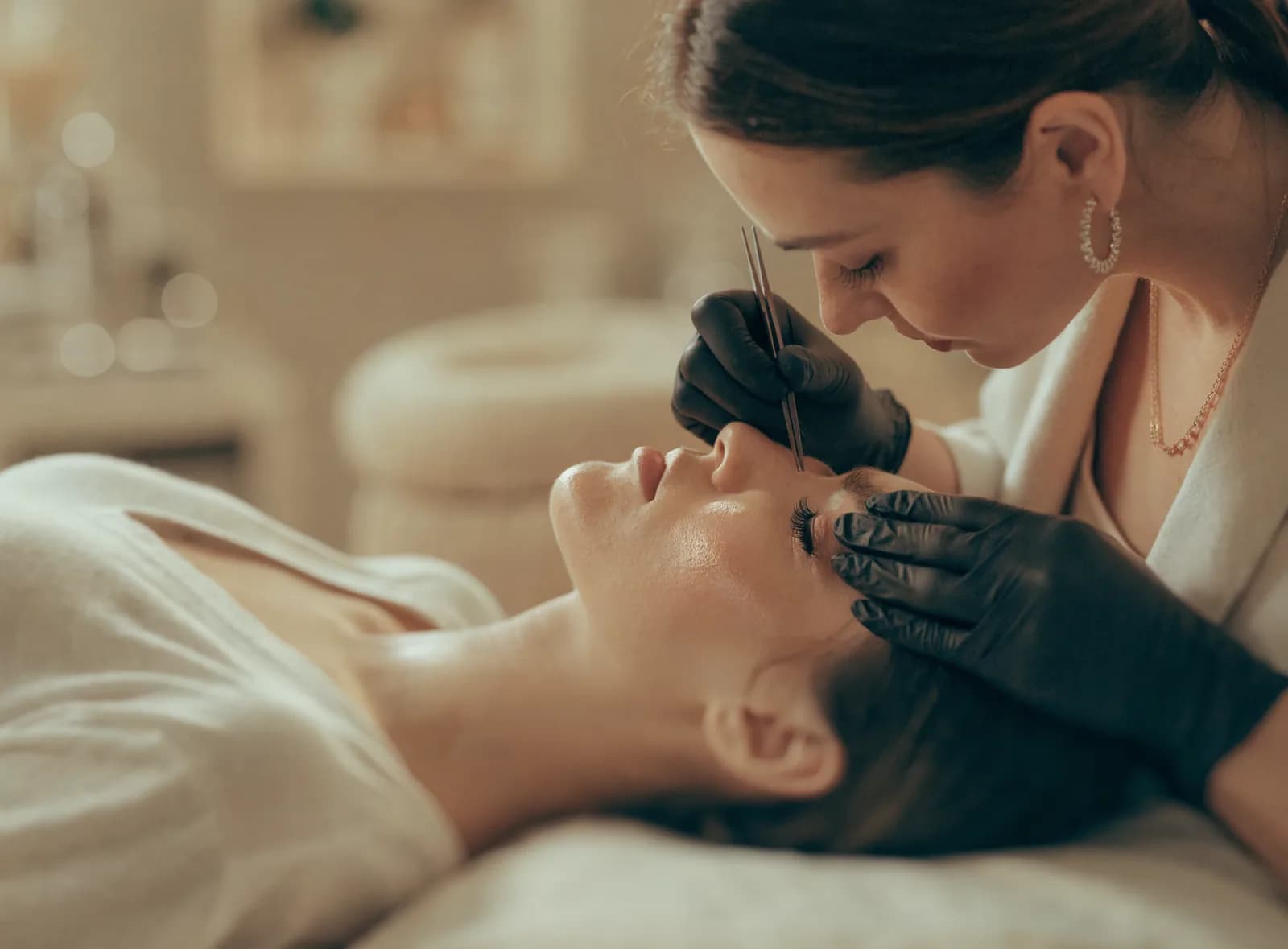 تركيب رموش الإكستنشن شعرة شعرة في عيادة كاريزما بتيلبورخ